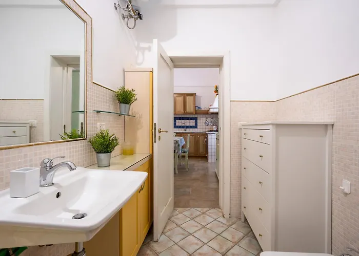 Beatrice: Countryside Charm In